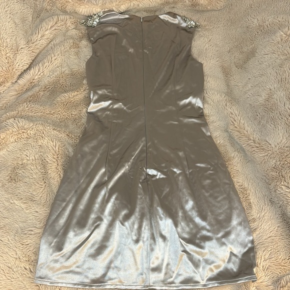 Short mini mesh front sliver detailed dress - Picture 3 of 3
